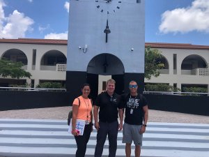 Laczó Szabolcs és felesége között Dr. Thomas Michel, a Mariner High School igazgatója